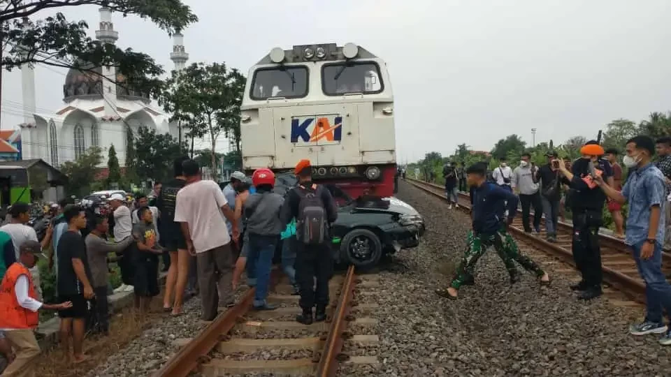 Sebuah mobil Sedan Timor tertabrak kereta api Jayabaya di Lamongan pada 18 April 2023 sore. (Foto: Imron Rosidi/Ngopibareng.id