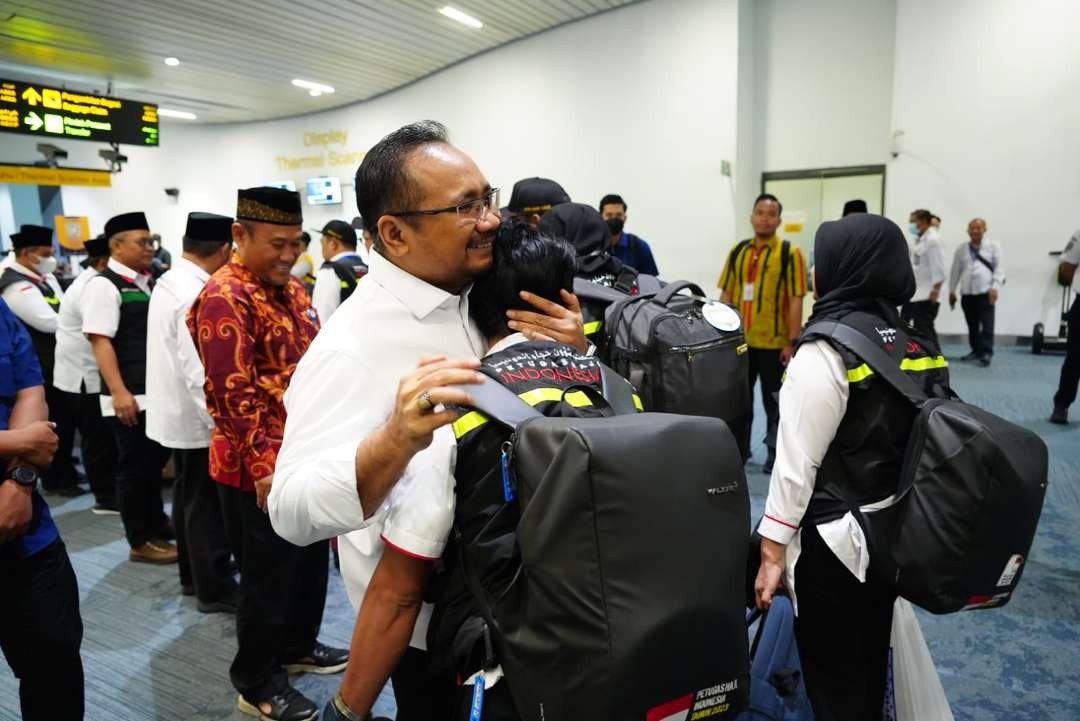 Menteri Agama menyambut kedatangan petugas haji di Bandara Soekarno Hatta Jakarta. (Foto: Istimewa)