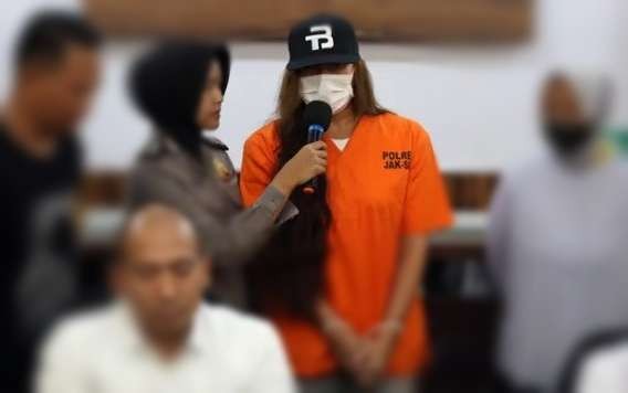 Karenina Anderson dihadirkan saat konferensi pers kasus penyalahgunaan narkoba jenis ganja di Polres Metro Jakarta Selatan. (Foto: Istimewa)