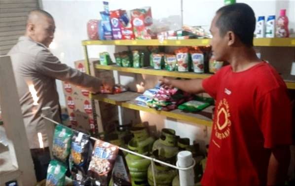 Anggota Polsek Jangkar Situbondo melakukan olah TKP di toko dibobol pencuri terekam CCTV. (Foto: Istimewa Polsek Jangkar)