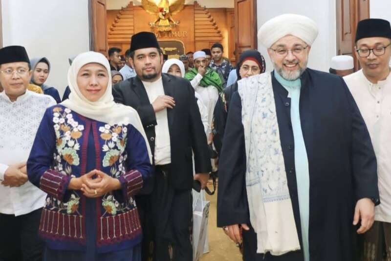 Khofifah Indar Parawansa bersama seorang ulama Timur Tengah. (Foto: dok/ngopi bareng.id)