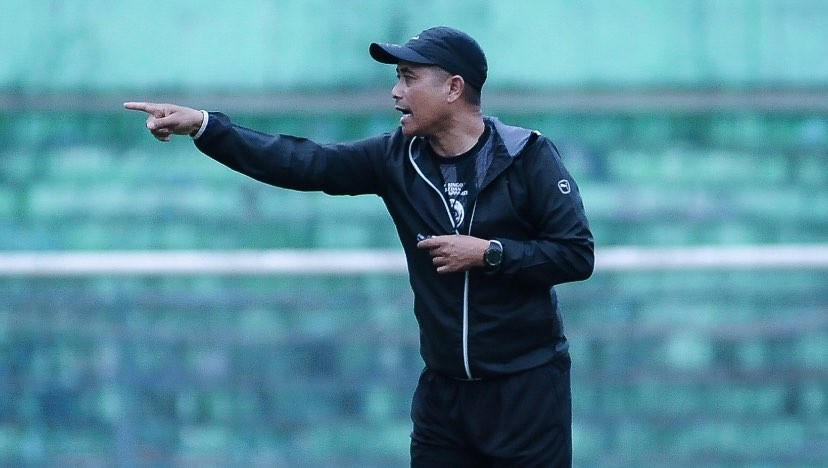 Pelatih Arema FC, Joko ‘Gethuk’ Susilo saat memimpin sesi latihan tim (Foto: Twitter/@Aremafcofficial)