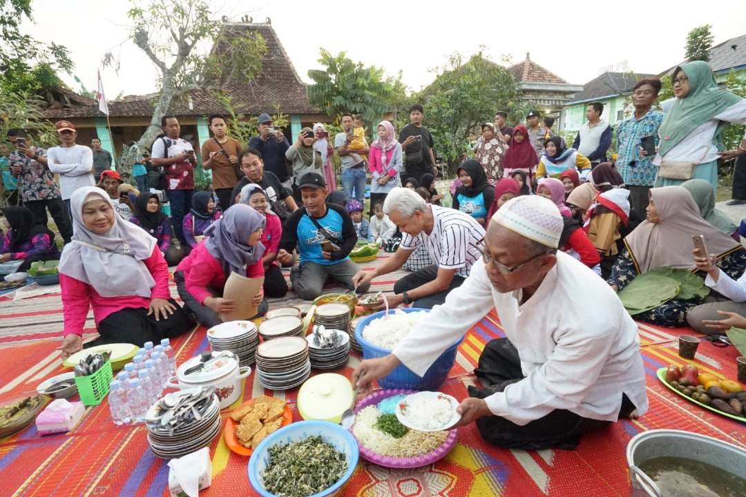 Gubernur Jawa Tengah, Ganjar Pranowo menginap di rumah warganya di Desa Tanjunganom, Kecamatan Gabus, Kabupaten Pati, Jawa Tengah. (Foto: Istimewa)
