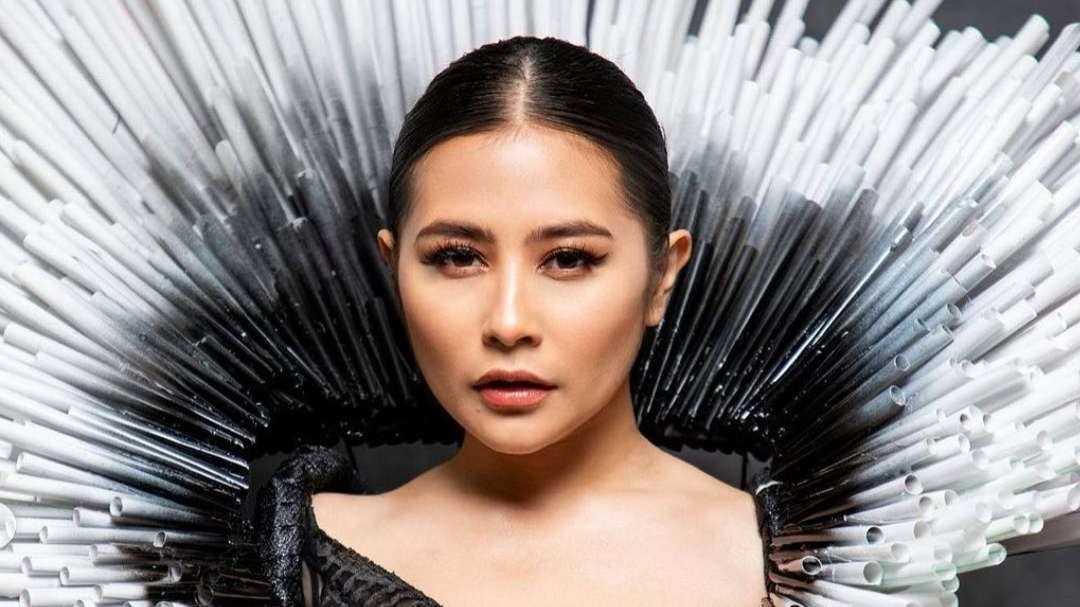 Prilly Latuconsina sebagai generasi peduli bumi pakai gaun dari bahan sedotan plastik bekas karya makeup artis Bubah Alfian. (Foto: Instagram)