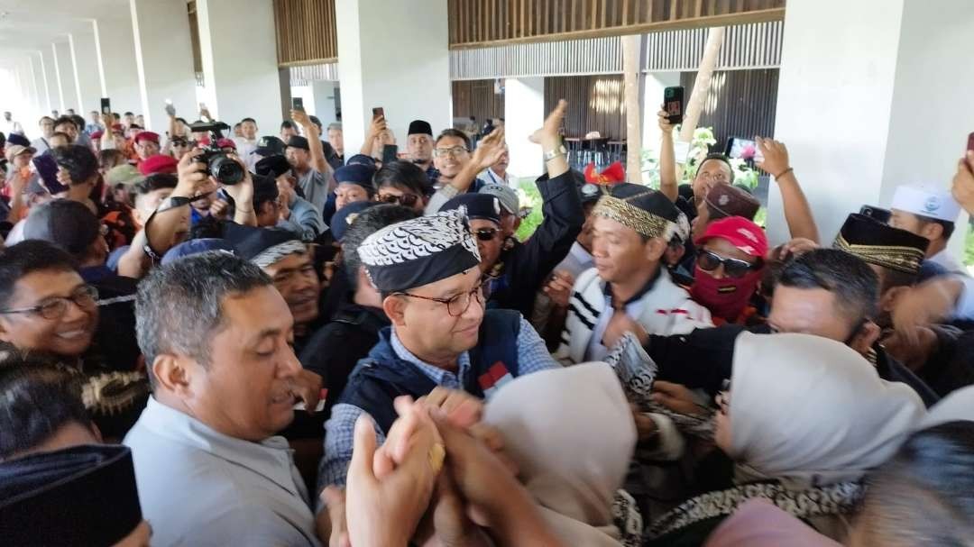 Anies Baswedan disambut para pendukungnya di Bandara Banyuwangi, Jawa Timur. (Foto: Muh Hujaini/Ngopibareng.id)