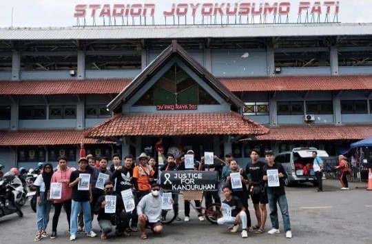 Kelompok suporter di Kabupaten Pati saat menyambut kedatangan Ekspedisi Gowes Tragedi Kanjuruhan. (Foto: Aremania Pati)