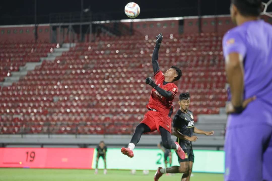 Jadwal pertandingan yang mepet dan harus menempuh perjalan jauh dari Makassar menuju Bali, membuat sejumlah pemain Persik Kediri kelelahan fisik. (Foto: Istimewa)
