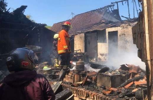 Gara-gara api kompor menyambar tumpukan kayu di dapur, dua rumah berdempetan di Kecamatan Maesan Bondowoso terbakar.(Foto: Satpol PP Damkar Bondowoso)
