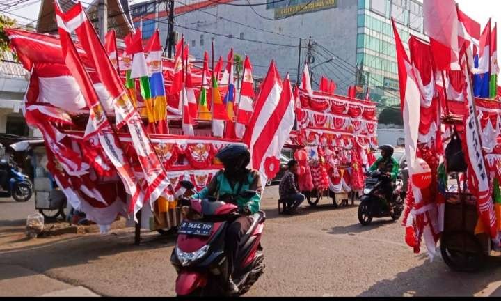 Penjual bendera merah putih musiman di Jakarta keluhkan sepinya pembeli. (Foto: Asmanu Sudharso/Ngopibareng.id)