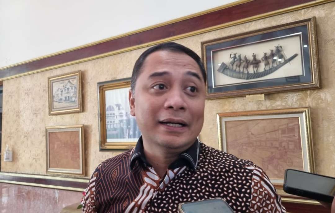 Walikota Surabaya, Eri Cahyadi saat ungkap mengenai aturan pindak KK baru. (Foto: Pita Sari/Ngopibareng.id)