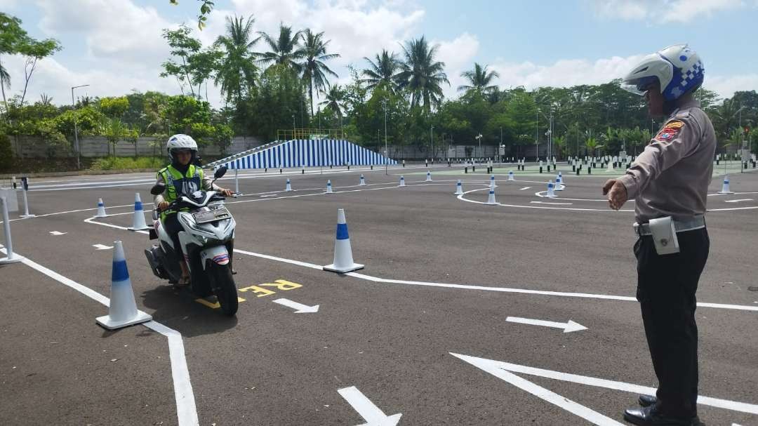 Salah seorang pemohon SIM menjalani ujian praktik SIM dengan sirkuit yang baru (Foto:Muh Hujaini/Ngopibareng.id)