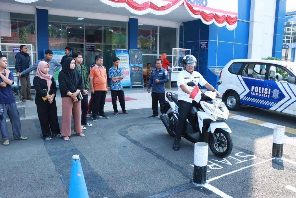 Praktik ujian SIM C yang digelar di Satlantas Polres Bojonegoro, pada Senin 7 Agustus 2023. (Foto: dok. Polres Bojonegoro)