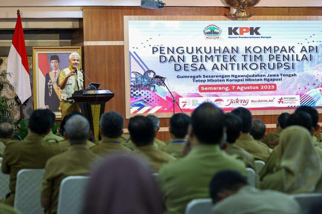 Gubernur Jawa Tengah Ganjar Pranowo saat memberi sambutan di acara Pengukuhan Kompak Api dan Bimtek Tim Penilai Desa Antikorupsi. (Foto: Humas Pemprov Jateng)
