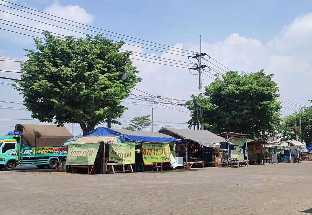 Warung kopi di kawasan PPST Mojokerto. (Foto: Deni Lukmantara/Ngopibareng.id)