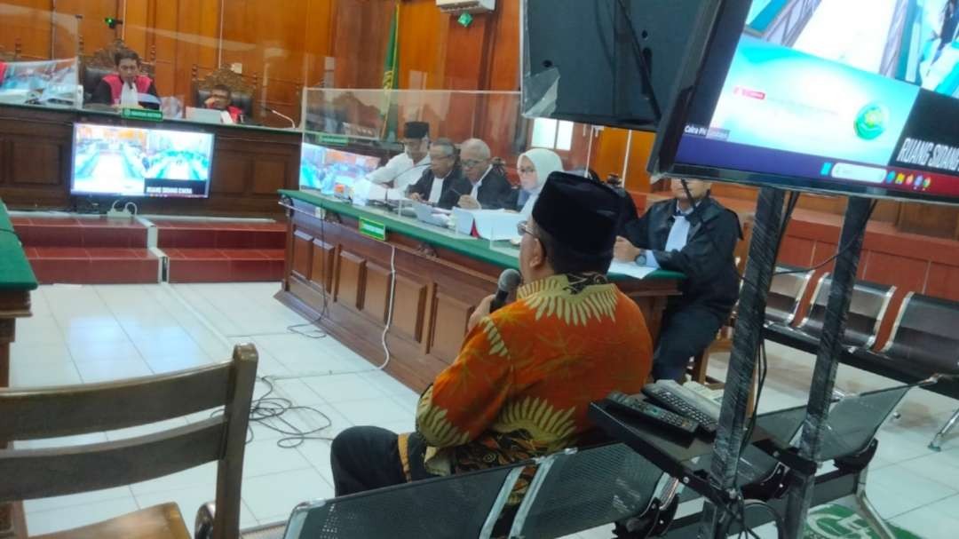 Walikota Blitar, Santoso (batik) saat menjadi saksi dalam sidang dengan terdakwa Samanhudi Anwar di PN Surabaya, Selasa 8 Agustus 2023. (Foto: Tangkapan Layar)