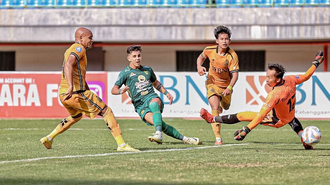 Pemain Persebaya, Bruno Moreira (hijau) saat menjebol gawang Bhayangkara FC dalam laga pekan ketujuh Liga 1 di Stadion Patriot Chandrabhaga, Bekasi, Selasa 8  Agustus 2023. (Foto: Persebaya)