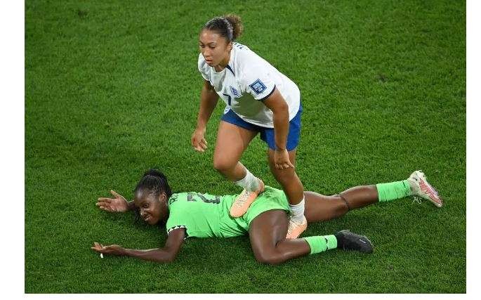 Striker Inggris Lauren James menginjak pemain Nigeria dalam pertandingan babak 16 besar Piala Dunia Wanita FIFA 2023, Senin 7 Agustus 2023. (Foto: FIFA)