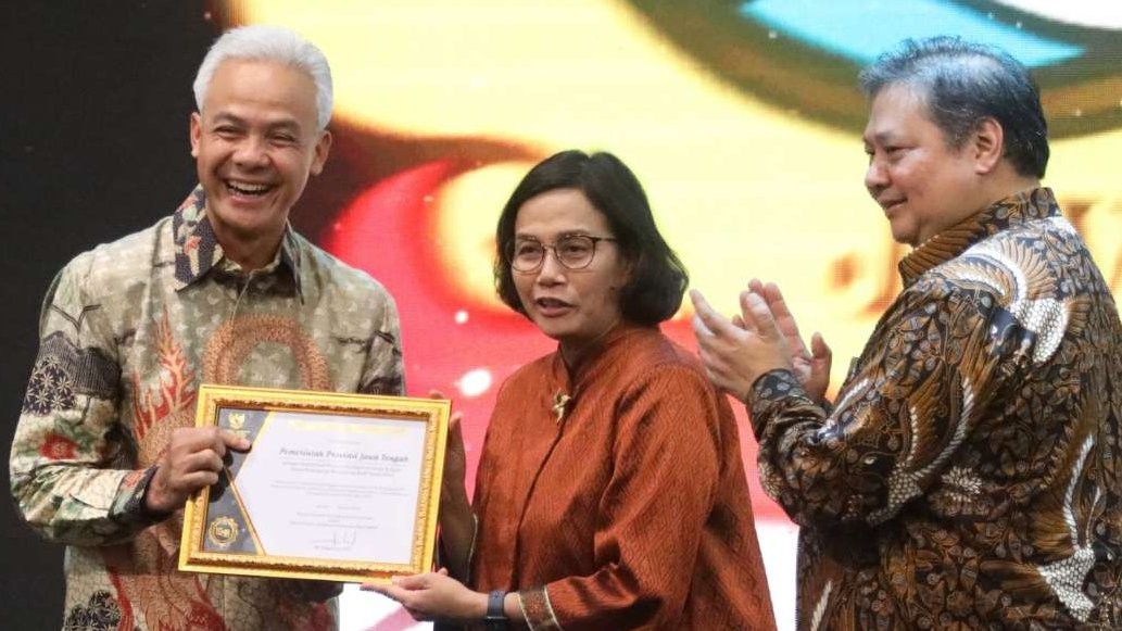 Gubernur Ganjar Pranowo menerima KUR Award 2023 untuk UMKM Jawa Tengah. (Foto: Humas Pemprov Jateng)