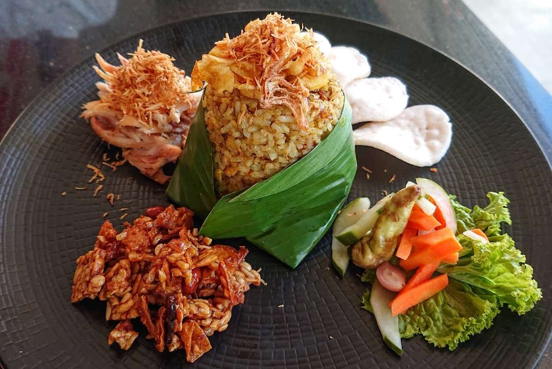 Nasi goreng krawu bumbu kuning dengan taburan serundeng. (Foto: Aini Arifin/Ngopibareng.id)