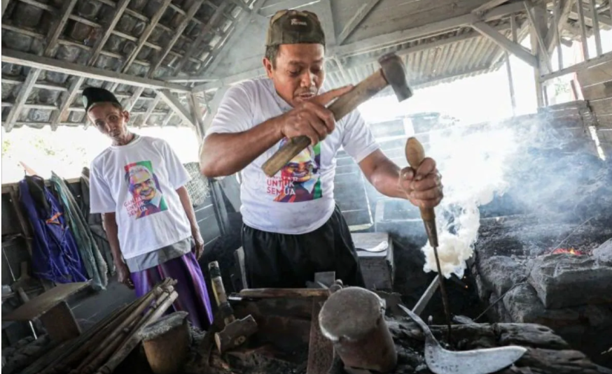 Pelatihan pandai besi yang digelar relawan ganjar, Kiai Muda Jawa Timur di Tuban. (Foto: Ant)