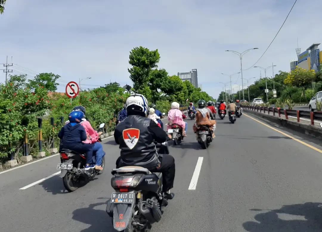Mobil dan motor yang akan masuk Surabaya melalui bundaran Waru Surabaya. (Foto: Pita Sari/Ngopibareng.id)