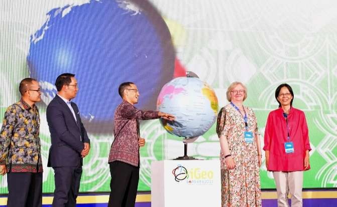 Mendikbbudristek Nadiem Makarim  membuka Olimpiade Geografi Internasional atau International Geography Olympiad (iGeo) ke-19  di Bandung (Foto; BKJM )