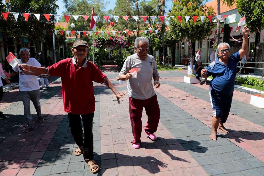 Para lansia Griya Wredha Jambangan ikuti lomba Agustusan. (Foto: Humas Pemkot Surabaya)