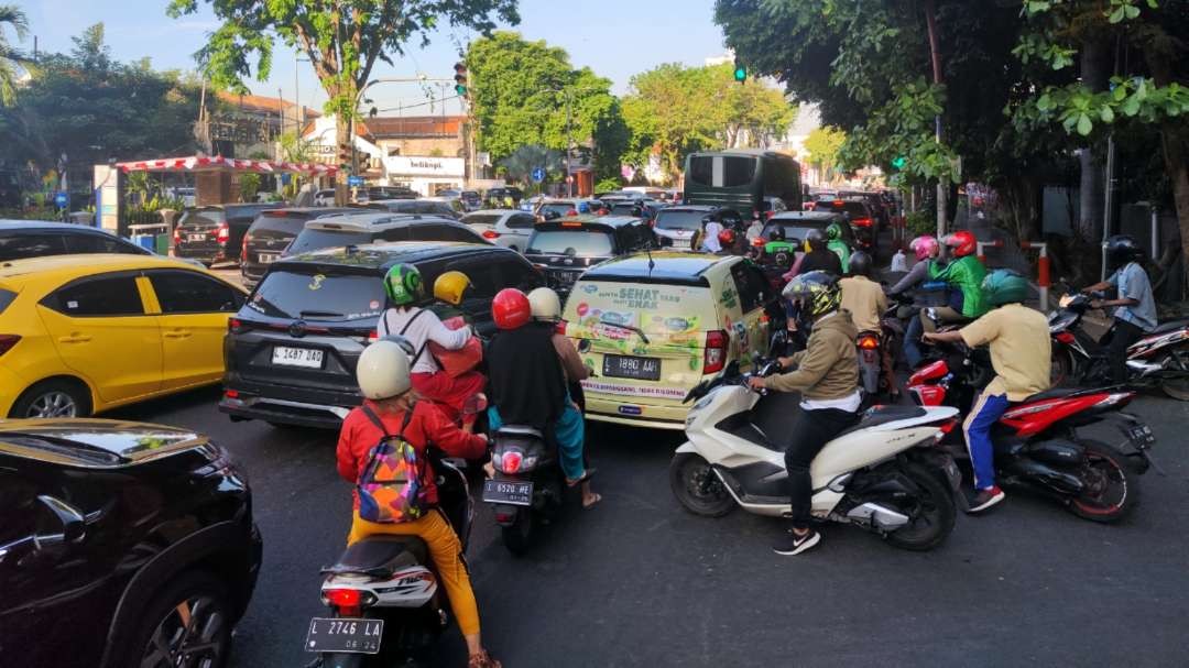 Kemacetan di Jalan Gubernur Suryo, Surabaya, Rabu 9 Agustus 2023. (Foto: Fariz Yarbo/Ngopibareng.id)