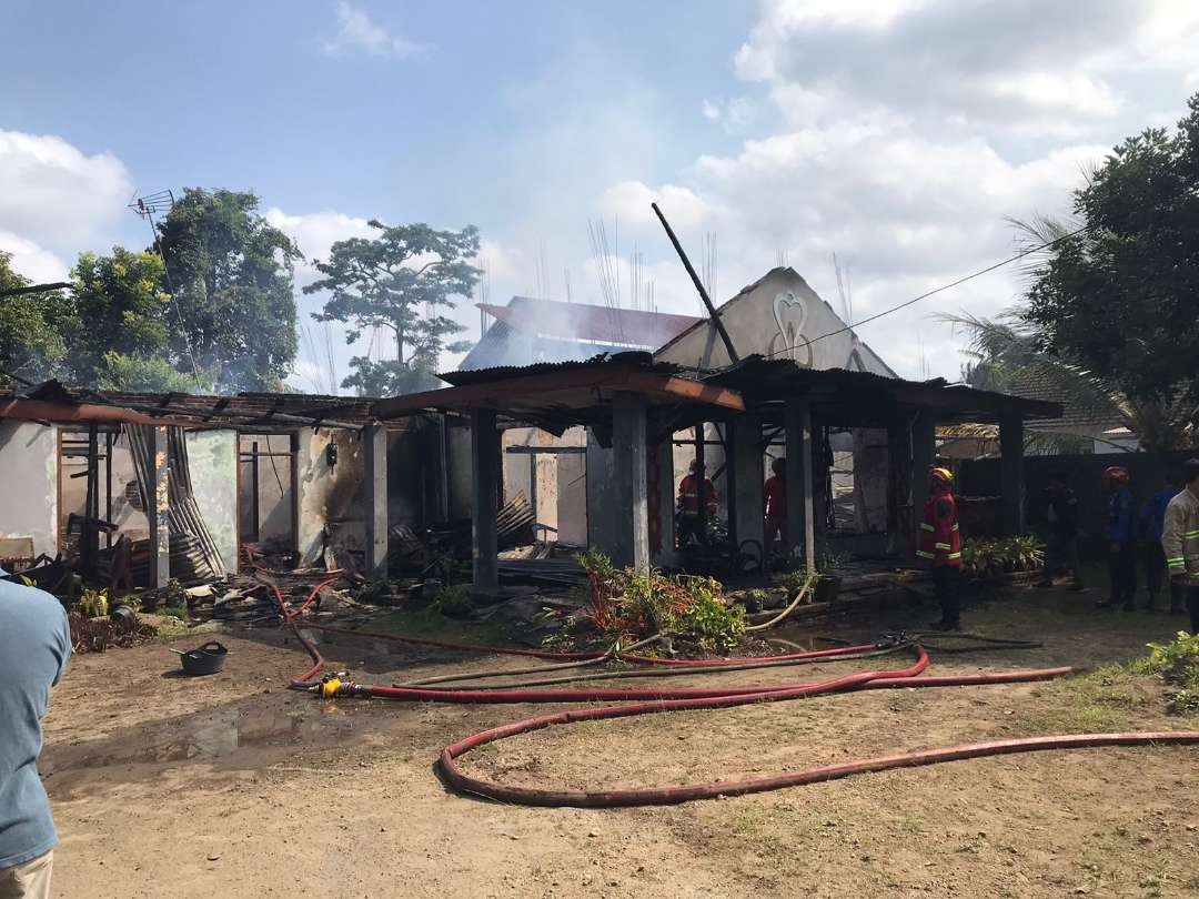Rumah Supriati ludes terbakar api, di Dusun Klampok, Desa Jiwut, Kecamatan Nglegok, Kabupaten Blitar. (Foto: Choirul Anam/Ngopibareng.id)