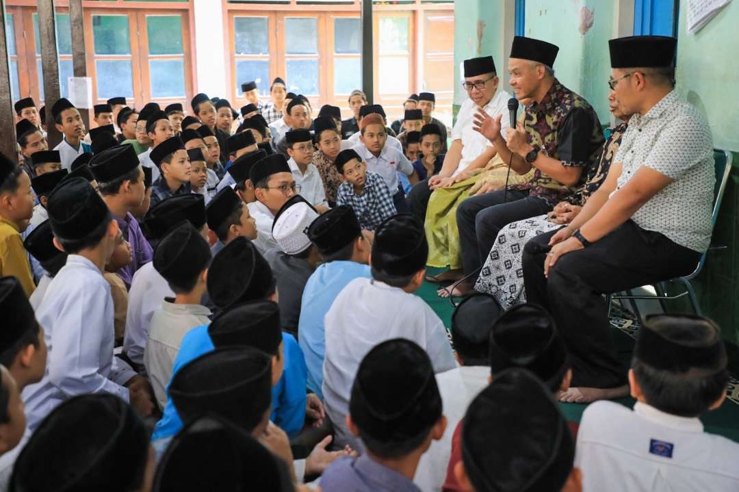 Gubernur Jawa Tengah Ganjar Pranowo disambut antusias para santri dan santriwati Pondok Pesantren Al-Muayyad Mangkuyudan, Solo, Selasa (8/8/2023). (Foto: Dok Jateng)