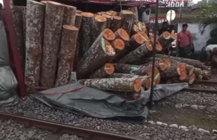 Truk bermuatan kayu yang terguling di lintasan kereta api (foto : istimewa)