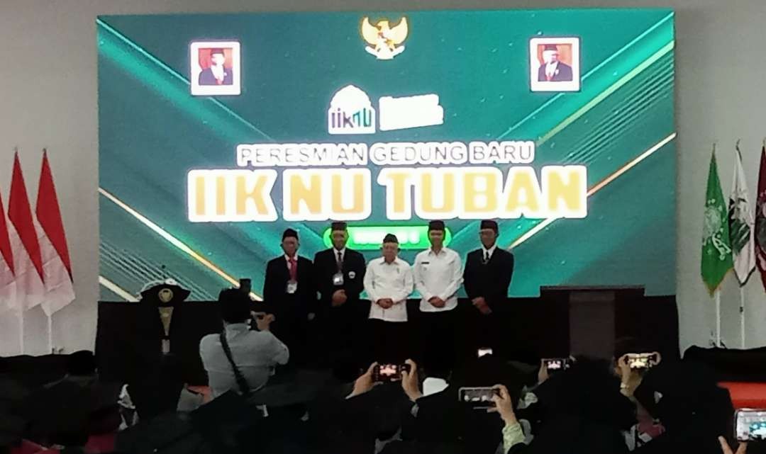 Rektor IIKNU foto bersama Wapres RI dan Wakil Gubernur Jatim usai pembekalan wisuda (dok. Khoirul Huda/Ngopibareng.id)