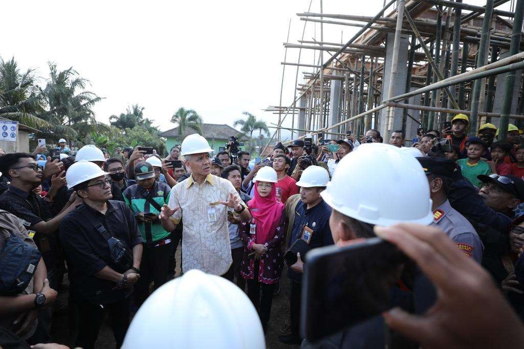 Gubernur Jawa Tengah, Ganjar Pranowo saat meninjau pelaksanaan proyek pembangunan Puskesmas Majenang II Cilacap, Kamis 10 Agustus 2023. (Foto: Humas Pemprov Jateng)
