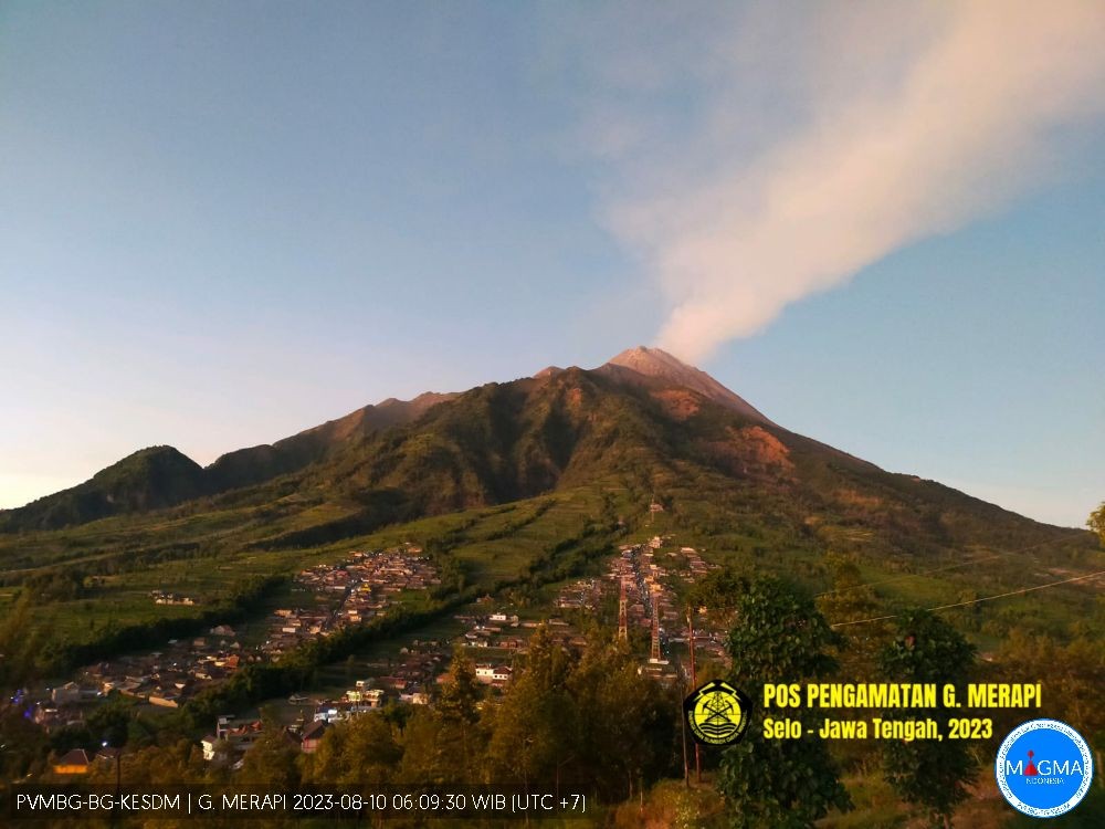 Gunung Merapi di lihat dari pos pantau Babadan, Kabupaten Magelang, pada Kamis 10 Agustus 2023. (Foto: magma.esdm)