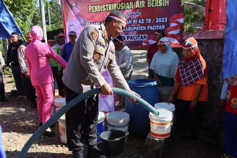 Kapolres Pacitan AKBP Wildan Alberd membantu membagikan air bersih kepada warga di desa yang alami krisis air, di Kabupaten Pacitan, pada Rabu 9 Agustus 2023 (Foto: dok.polres pacitan)