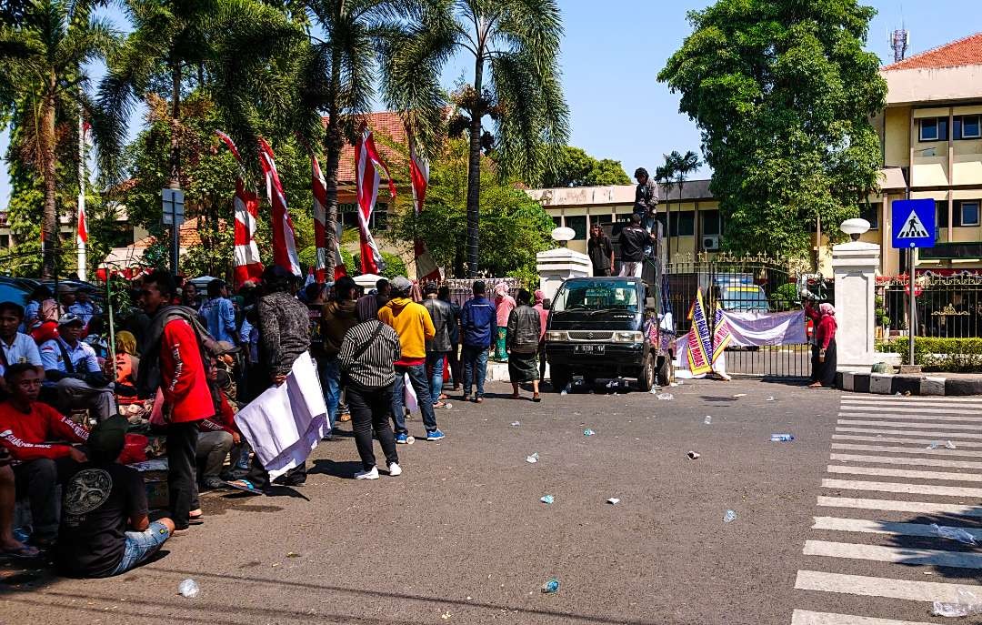 Aksi demo pedagang Pasar Larangan di depan Kantor Pemerintah Kabupaten Sidoarjo. (Foto: Aini Arifin/Ngopibareng.id)