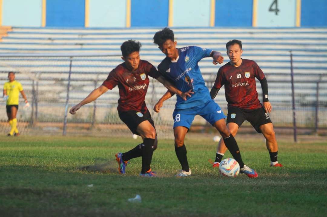 Tim sepak bola putra Porprov Lamongan latihan bersama Persela. (Foto: Istimewa)