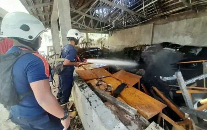 Anggota Damkar Bondowoso tidak butuh waktu lama memadamkan api membakar gudang barang SMKN 1 Tlogosari, Jumat 11 Agustus 2023.(Foto: Satpol PP Damkar Bondowoso).