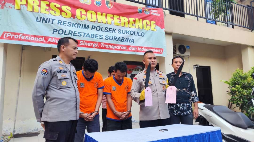 Kapolsek Sukolilo, Kompol M Sholeh (dua dari kanan) menunjukkan barang bukti sajam yang dibawa pelaku di Polsek Sukolilo, Surabaya, Jumat 11 Agustus 2023. (Foto: Fariz Yarbo/Ngopibareng.id)