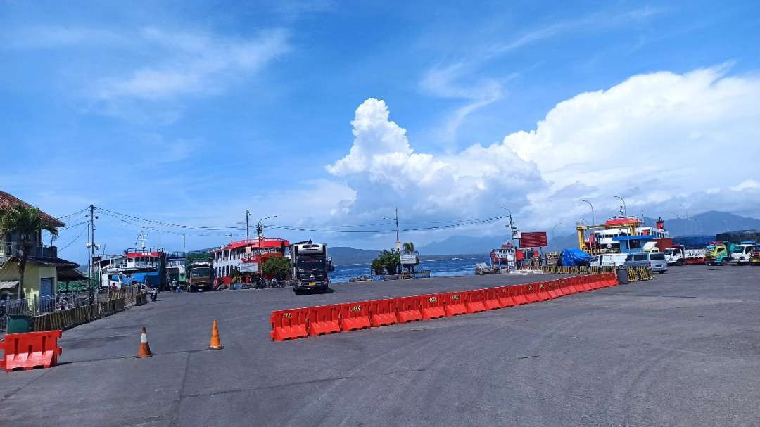 Sejumlah kendaraan sedang menunggu giliran untuk masuk ke kapal lintas Ketapang Lembar di Dermaga LCM Pelabuhan Ketapang, Banyuwangi, Jawa Timur. (Foto: Muh Hujaini/Ngopibareng.id)