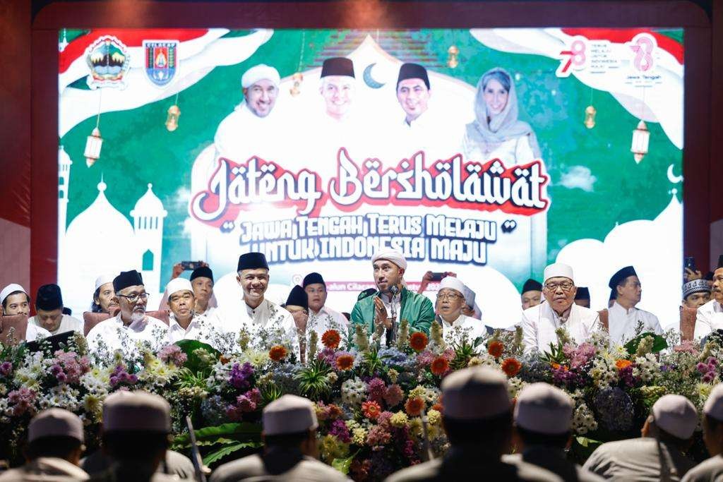 Gubernur Jawa Tengah, Ganjar Pranowo menghadiri Jateng Bersholawat bersama Habib Ali Zainal Abidin Assegaf. (Foto: Humas Pemprov Jateng)