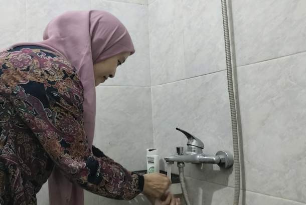 Wudhu bagi seorang muslimah, membersihkan tangan dulu. (ilustrasi)