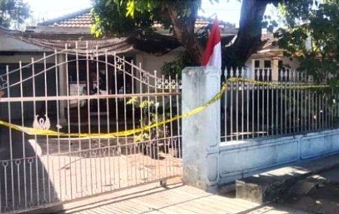 Rumah tempat ditemukan nenek Sumini 80 tahun meninggal dengan luka sayatan di leher di pasang police line.(Foto-foto: Guido/Ngopibareng.id)