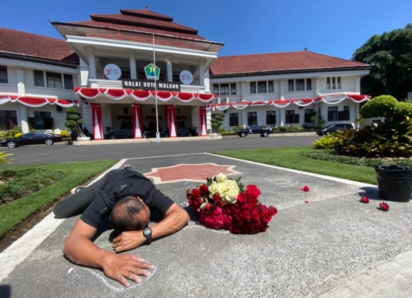 Aksi teatrikal sketsa jenazah korban Tragedi Kanjuruhan di Balaikota Malang (Foto: Lalu Theo/Ngopibareng.id)
