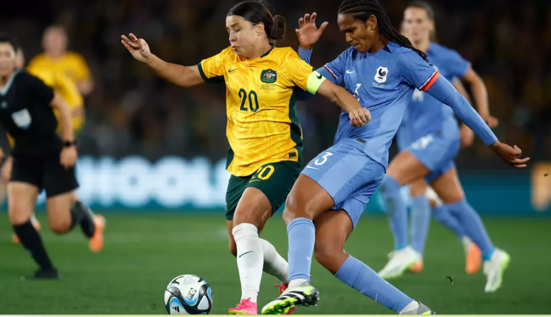 Australia melawan Prancis memperebutkan posisi di semifinal Piala Dunia Wanita FIFA 2023. (foto: FIFA)