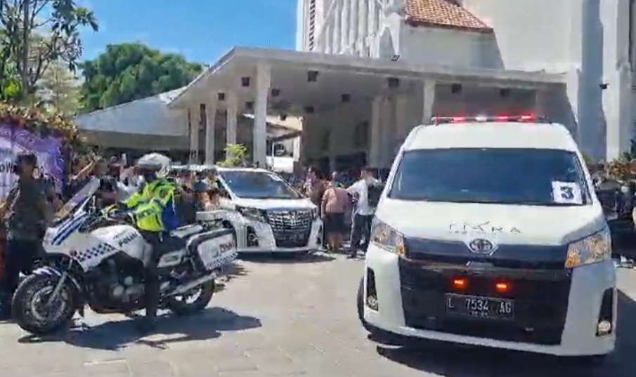 Mobil jenazah yang membawa mendiang Bapa Uskup Surabaya, Msgr. Vincentius Sutikno menuju Puhsarang, Kediri. (Foto: Pita Sari/Ngopibareng.id)