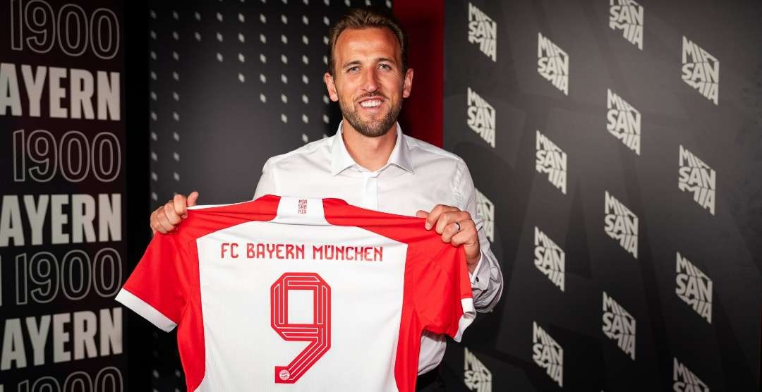Harry Kane menunjukkan jersey nomor 9 setelah resmi bergabung dengan Bayern Munchen. (Foto: Twitter/@HKane)