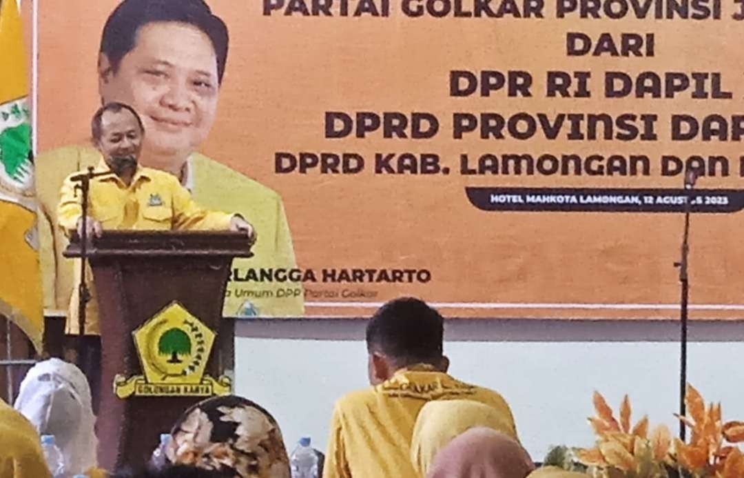 Ketua DPD Golkar Jawa Timur, M Sarmuji saat memberikan arahan pada pelepasan bakal calon legislatif. (Foto: Imron Rosidi/Ngopibareng.id)