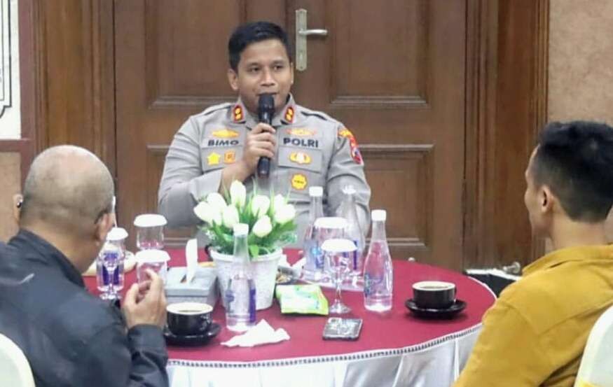 Kapolres Bondowoso AKBP Bimo Ariyanto menjelaskan, Polres telah menyiapkan langkah antisipasi mewujudkan Pemilu 2024 di Bondowoso yang aman dan damai. (Foto: Guido Saphan/Ngopibareng.id)