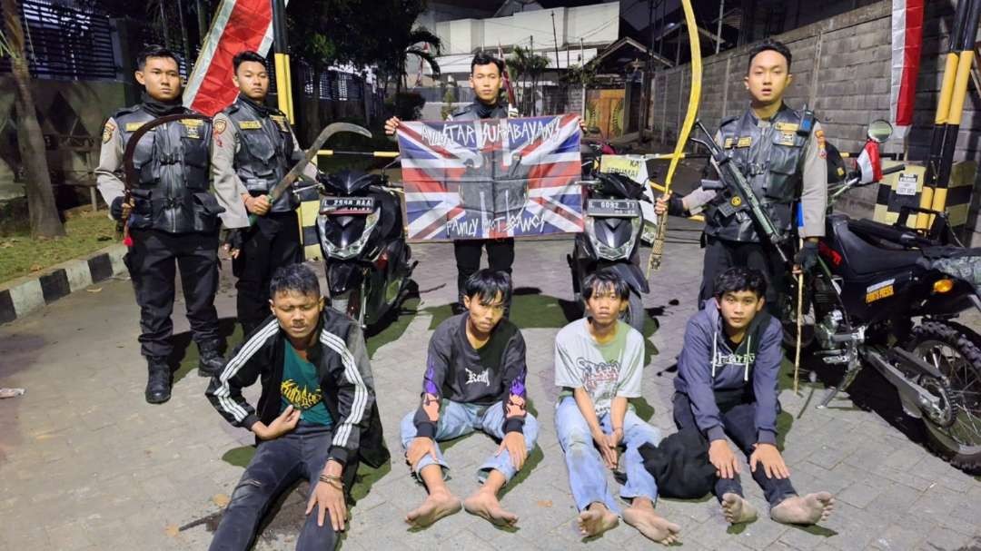 Aparat menangkap empat pemuda yang akan melakukan tawuran antar gang di wilayah Jemursari, Surabaya, Sabtu 12 Agustus 2023. (Foto: Ist)